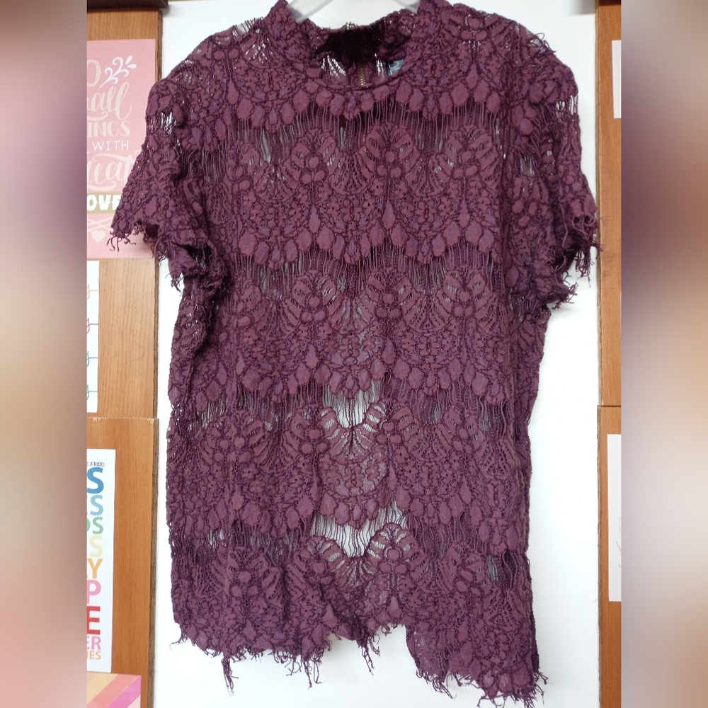 EUC Inny burgundy lace crop top size medium